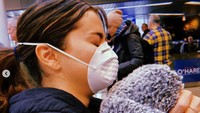 Selena Gomez tampak tertidur dengan masker kala berada di Chicago OHare Airport. Dok. Instagram