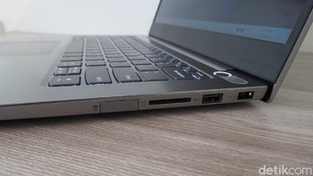 Di sisi kanan ada port untuk adaptor, satu USB 3.1 tipe A, dan card reader (Fitraya Ramadhanny/detikcom)