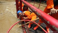 Sejumlah petugas PPSU juga tampak beraktivitas membersihkan kawasan yang masih tergenang banjir tersebut.
