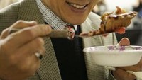 Hendak menyantap dessert, wajah Jackie Chan kelihatan sangat bahagia. Ada yang bisa tebak kue apa yang akan dilahapnya? Foto: Istimewa