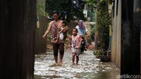 Sejumlah warga beraktivitas di area permukiman yang berada di kawasan Cipinang Melayu, Jakarta Timur, Senin (2/3/2020).