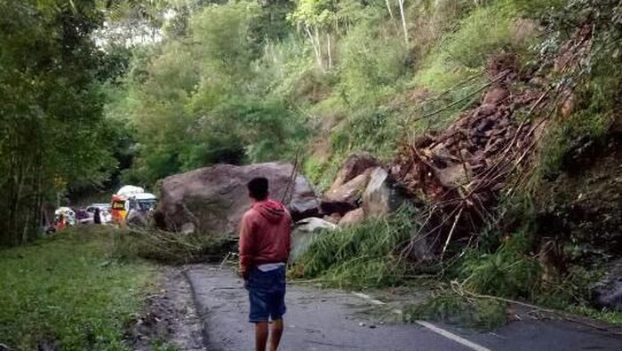 Jalan Raya Garut-Pameungpeuk terputus akibat tertutup material longsor