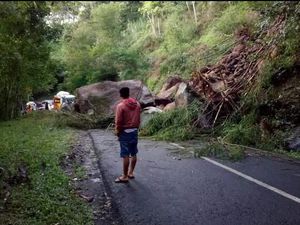 Longsoran Batu Besar Kembali Tutup Jalur Garut-Pameungpeuk