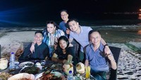 Berbagai komentar miring dari netizen untuk pasangan fenomenal tersebut pun mencuat. Sementara mereka berdua memilih enggan untuk menanggapinya dan justru terus memamerkan kemesraan melalui unggahannya di instagram. Foto: Instagram @jennifer_ipel