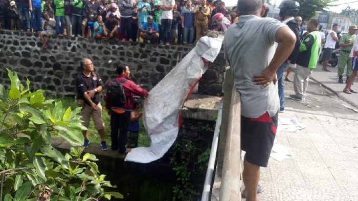 Proses evakuasi mayat tergantung di Jembatan Dawung Solo