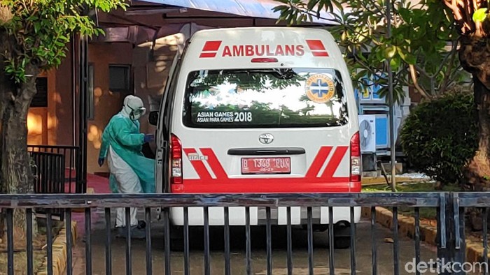 Mobil Ambulans milik Dinkes Kota Depok merapat ke RSPI Sulianti Saroso. Menurut informasi, ambulans membawa tukang kebun dari rumah WNI yang positif Corona.