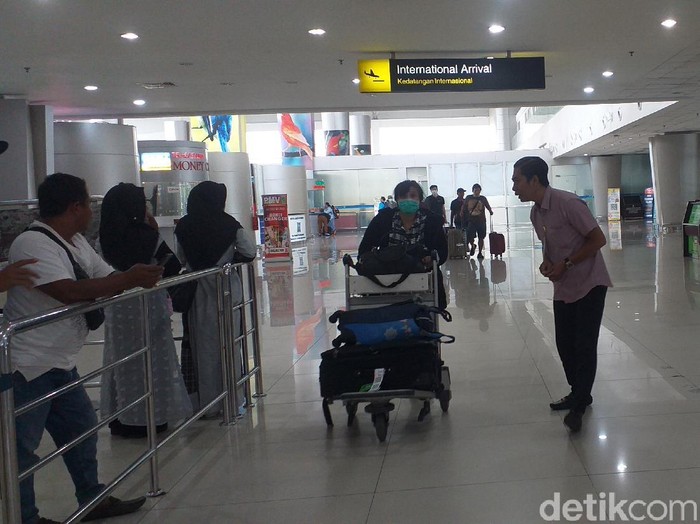 Wabah Virus Corona semakin meluas. Pengawasan kesehatan penumpang dari luar negeri di bandara berbagai negara semakin diperketat. Lalu bagaimana pengawasan di Bandara Internasional Juanda?