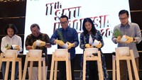 Juri SATU Indonesia Awards 2020 sekaligus pakar teknologi informasi Onno W Purbo, juri SATU Indonesia Awards 2020 sekaligus Head of Corporate Communications Astra Boy Kelana Soebroto, juri SATU Indonesia Awards 2020 sekaligus pegiat seni Dian Sastrowardoyo, juri tamu SATU Indonesia Awards 2020 sekaligus pendiri Young On Top Billy Boen, dan penerima SATU Indonesia Awards 2019 bidang lingkungan Maya Stolastika Boleng menanam bibit organik sebagai tanda dibukanya pendaftaran 11th SATU Indonesia Awards 2020 di Jakarta, Minggu (2/3). Istimewa/Astra.