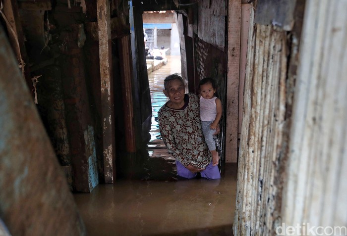 Warga Kebon Pala Kebanjiran Kawasan Kebon Pala, Jakarta, masih terendam banjir sejak beberapa waktu lalu. Air yang genangi rumah warga membuat mereka terpaksa beraktivitas di tengah banjir