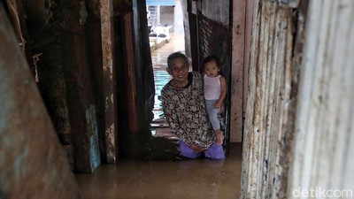 Potret Warga Kebon Pala yang Bersahabat dengan Banjir
