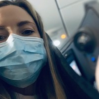 Aktris Kate Hudson juga mengunggah gayanya memakai masker saat travelling memakai pesawat. Berbeda dari Bella Hadid dan Gwyneth Paltrow yang memakai masker lebih serius, Kate lebih memilih menggunakan masker bedah untuk mencegah terkena virus Corona. Foto: Dok. Instagram