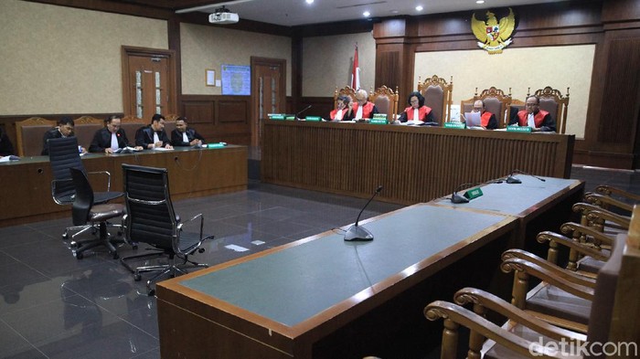 JPU membacakan dakwaan terdakwa korupsi Honggo Wendratno, di PN Jakarta Pusat, Senin (2/3). Kursi terdakwa kosong karena Honggo menghilang dan menjadi buronan Polri.