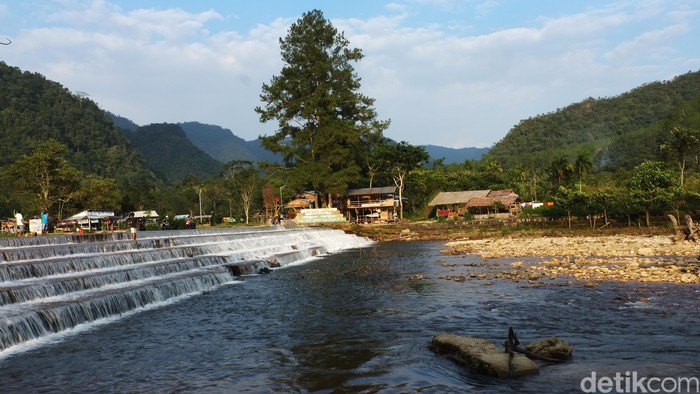 Berkunjung ke Payakumbuh, jangan lewatkan untuk mampir di Kapalo Banda tempat wisata ini merupakan sebuah Danau dengan air jernih dan pemandangan yang indah.