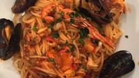 Jika berlibur ke sini jangan lupa untuk cicip pastanya yang enak. Semua pasta yang disajikan di Cinque Terre dibuat secara tradisional. Kamu juga bisa membeli pasta ini sebagai oleh-oleh lho.  Foto: Instagram @cinqueterretrip