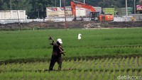 Alat-alat berat seperti beckhoe beroperasi melakukan pengerukan tanah. Begitupun dengan alat untuk membuat paku bumi atau tiang pancang.