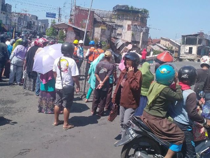 8 Ruko di Jember Ambruk