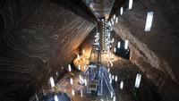 Lift yang tersedia hanya satu, jadi Anda harus antre panjang jika ingin naik. Alternatif lain, Anda bisa naik tangga. (Getty Images)