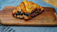 Ngopi di Xcoffee paling pas sambil ngemil dessert boba. Mulai dari kue cubit, croissant, sampai yang agak unik yaitu fries cheese boba. Mau coba? Foto: Instagram xcoffee.id