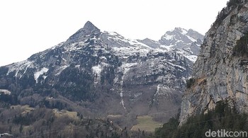 Pegunungan Alpen di Swiss yang tetap jelas dipotret dari kejauhan. Inilah hasil jepretan 13MP periscope zoom lens dengan 5X hybrid zoom (Fitraya Ramadhanny/detikcom)