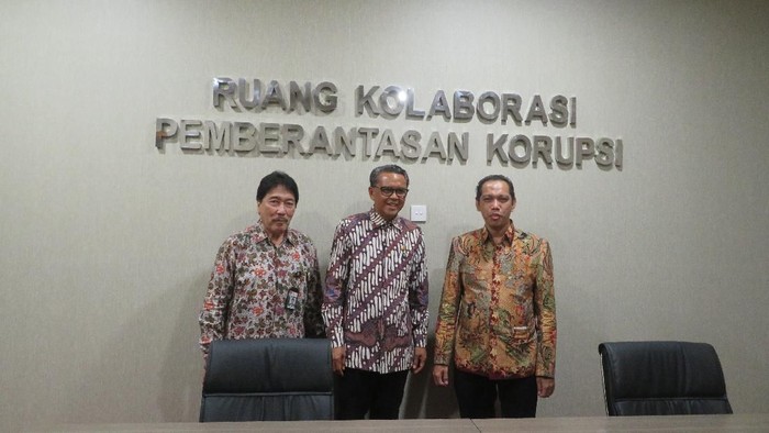 Wakil Ketua KPK Nurul Ghufron bersama Gubernur Sulsel Nurdin Abdullah di Makassar. (Foto: Noval/detikcom)