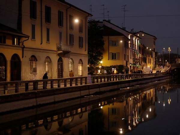 Italia jadi negara pertama di Eropa yang terkena virus Corona. Milan yang biasanya ramai turis kini sepi dan senyap. Naviglio Canal yang ramai kini tampak begitu asing. (Yara Nardi/Reuters) Italia jadi negara pertama di Eropa yang terkena virus Corona. Milan yang biasanya ramai turis kini sepi dan senyap. Naviglio Canal yang ramai kini tampak begitu asing. (Yara Nardi/Reuters)