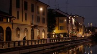 Italia jadi negara pertama di Eropa yang terkena virus Corona. Milan yang biasanya ramai turis kini sepi dan senyap. Naviglio Canal yang ramai kini tampak begitu asing. (Yara Nardi/Reuters)