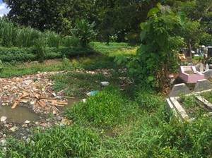 Terus Terkikis Air, Makam di Polman Terancam Jatuh ke Sungai