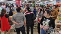 Begini suasana saat warga berbelanja di salah satu pusat perbelanjaan di kawasan Kelapa Gading, Jakarta Utara, Senin (2/3/2020).