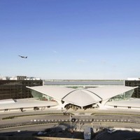Jika menginginkan sensasi menginap yang berbeda dari penginapan biasanya, maka kamu bisa mencoba hotel unik yang satu ini. Hotel ini tadinya merupakan salah satu terminal bandara yang sudah ditinggalkan. Foto: TWA Hotel