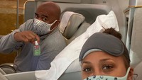 Presenter Steve Harvey dan istrinya pun memilih masker nyentrik saat berada di penerbangan first class. Dok. Instagram