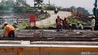 Pantauan Senin, (2/3/2020) di lokasi,  terlihat sejumlah pekerja sedang sibuk dengan pekerjaannya.