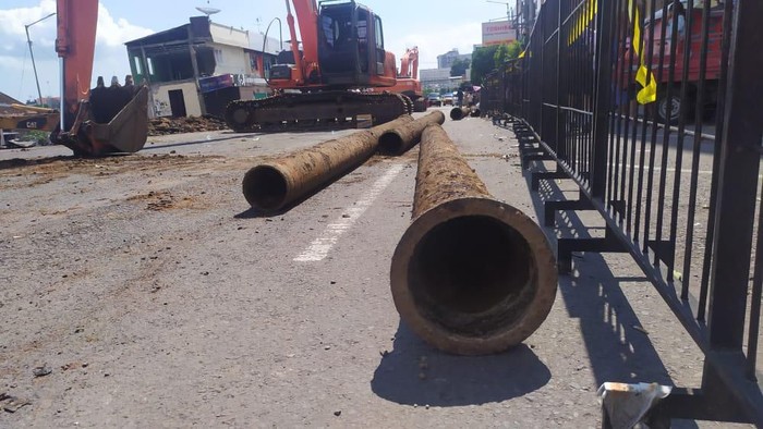Saluran PDAM Terputus Akibat Jalan Ambles dan 9 Ruko Ambruk di Jember