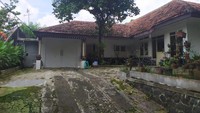 Honggo juga memiliki 3 rumah di belakang rumah utamanya. Rumah ini belum dipugar. Ketiga rumah itu kini dalam proses lelang.