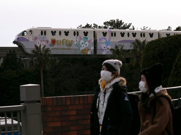 Tokyo Disneyland sempat mempertahankan diri untuk tetap buka. Namun sepinya pengunjung membuat tempat ini terpaksa ditutup. (Jae C Hong/AP) Tokyo Disneyland sempat mempertahankan diri untuk tetap buka. Namun sepinya pengunjung membuat tempat ini terpaksa ditutup. (Jae C Hong/AP)