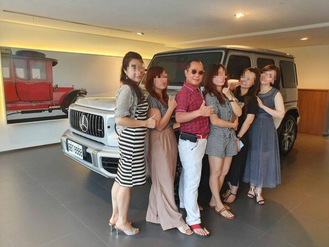 EBC melaporkan, Hu mengklaim rahasianya hidup bahagia bersama empat istrinya dan para selingkuhannya adalah keadilan. Dia berusaha adil dalam membagi waktunya dan hal-hal lainnya untuk para wanitanya tersebut. Foto: Dok. Facebook