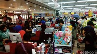 Warga berburu berbagai kebutuhan sehari-hari mulai dari tisu, snack, susu hingga minyak goreng.
