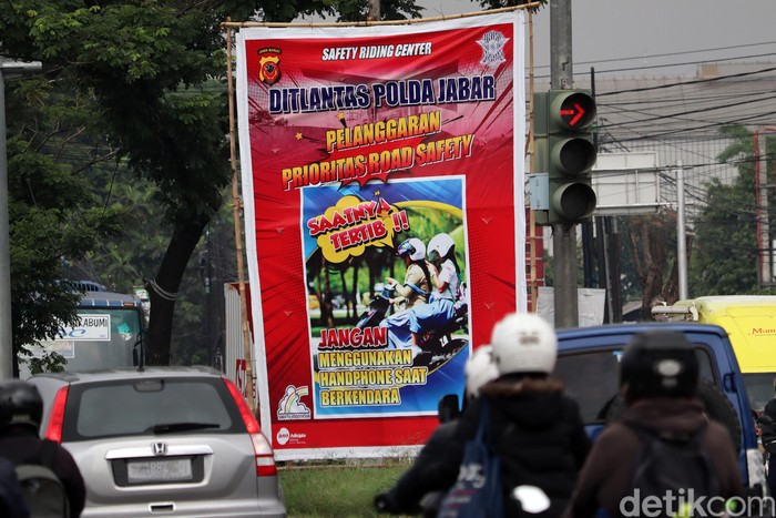 Ditlantas Polda Jabar membuat meme dalam bentuk baliho besar dan dipasang disekitar Jalan Raya Soekarno Hatta, Kota Bandung, Jawa Barat.