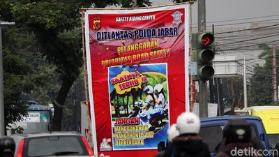 Meme Tertib Berlalu Lintas Mejeng di Bandung