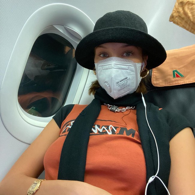 Bella Hadid yang sibuk menjadi model di pekan mode dunia mulai dari New York Fashion Week hingga Paris Fashion Week tampak mengunggah foto dirinya saat travelling menggunakan pesawat terbang. Adik Gigi Hadid itu terlihat memakai masker N95 dari merek Niosh. Foto: Dok. Instagram