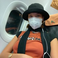 Bella Hadid yang sibuk menjadi model di pekan mode dunia mulai dari New York Fashion Week hingga Paris Fashion Week tampak mengunggah foto dirinya saat travelling menggunakan pesawat terbang. Adik Gigi Hadid itu terlihat memakai masker N95 dari merek Niosh. Foto: Dok. Instagram