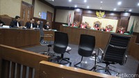 Kursi terdakwa kosong, karena Dirut PT TPPI, Honggo Wendratno menghilang dan menjadi buronan Polri.