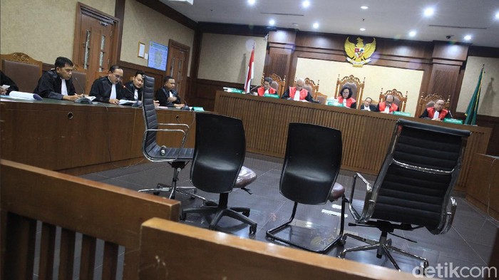 JPU membacakan dakwaan terdakwa korupsi Honggo Wendratno, di PN Jakarta Pusat, Senin (2/3). Kursi terdakwa kosong karena Honggo menghilang dan menjadi buronan Polri.