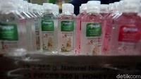 Tak hanya masker, beberapa warga juga membeli hand sanitizer.