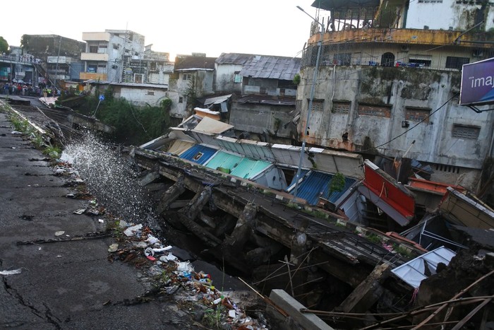 Jalan Ambles, 8 Ruko di Jember Ambles Sejumlah warga melihat pertokoan Jompo yang ambruk di Jalan Sultan Agung Jember, Jawa Timur, Senin (2/3/2020). Pertokoan Jompo ambruk akibat amblesnya Jalan Sultan Agung, salah satu jalan poros di tengah Kota Jember, dan mengancam belasan pertokoan lain di kawasan tersebut. ANTARA FOTO/Seno/foc.