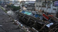 Sejumlah warga melihat pertokoan Jompo yang ambruk di Jalan Sultan Agung Jember, Jawa Timur, Senin (2/3/2020).