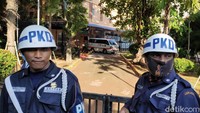 Sejumlah petugas keamanan pun tampak bersiaga di area rumah sakit yang menjadi rujukan terkait virus corona tersebut.