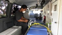 Pekerja di rumah yang terjangkit virus corona itu dievakuasi ke RSPI Sulianti Saroso untuk dicek kesehatannya. 