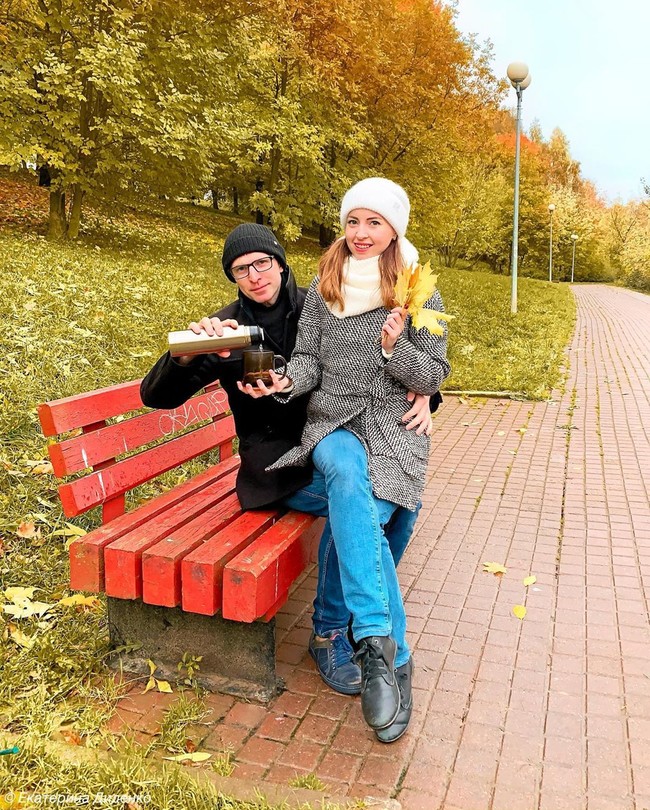 Ekaterina mengadakan ulang tahun di sebuah kolam renang. Untuk membuat pesta menjadi semarak, dry ice seberat 25kg dicemplungkan ke dalam kolam renang untuk membuat efek asap.  Foto: dok. Instagram