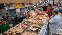 Beberapa bahan hasil laut pun ikut diincar pembeli.
