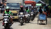 Pengerjaan perbaikan jalan amblas itu diketahui telah dikerjakan sejak Minggu (1/3) kemarin.
